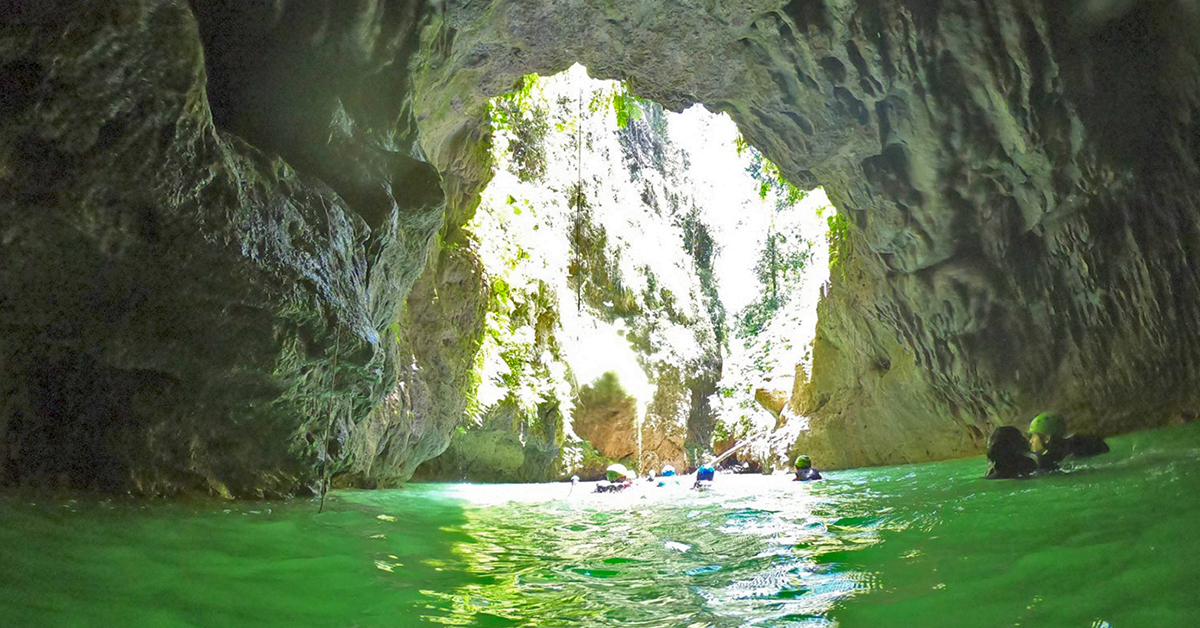 $45 por Aventura de 6 horas en el Río Tanamá que incluye: Caminata por el  Tanamá + Recorrido por el río + Flotación río abajo + Exploración de cuevas  incluyendo 'La Gigantesca